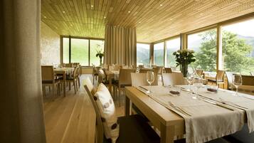 Breakfast, lunch, dinner served; Regional cuisine