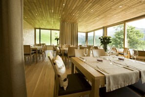 Se sirven desayunos, comidas, cenas y cocina regional