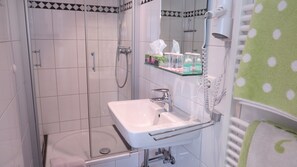 Tradisjonelt dobbeltrom, balkong | Bad | Dusj, hårføner og håndklær