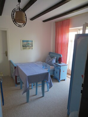 Traditional Single Room, Garden Area | Premium bedding, desk, rollaway beds, free WiFi - Gästehaus Huber - original Sixties Hostel (Feichten)