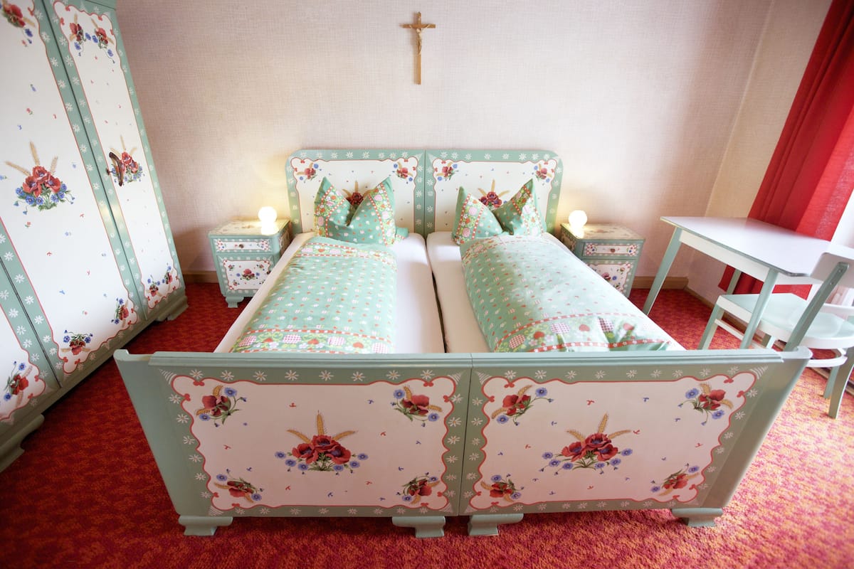 Traditional-Doppelzimmer | Hochwertige Bettwaren, Schreibtisch, Zustellbetten, kostenloses WLAN