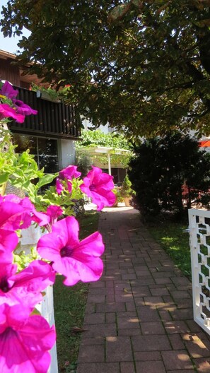 Property grounds - Gästehaus Huber - original Sixties Hostel (Feichten)