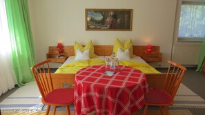 Premium bedding, desk, rollaway beds, free WiFi - Gästehaus Huber - original Sixties Hostel (Feichten)