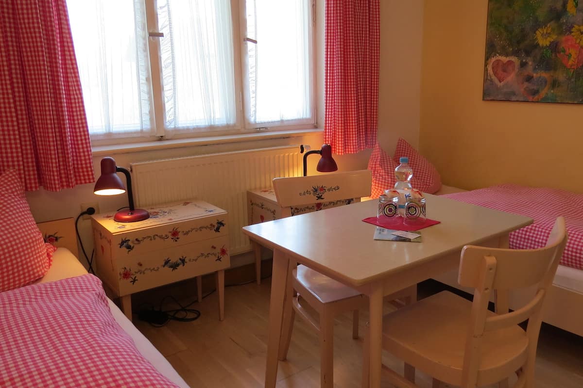 Traditional-Suite (4 beds) | Hochwertige Bettwaren, Schreibtisch, Zustellbetten, kostenloses WLAN