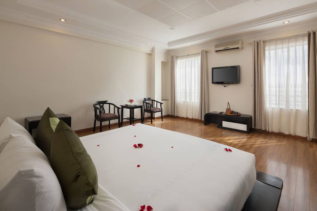 Serenity Villa Suite | Minibar, in-room safe, desk, soundproofing