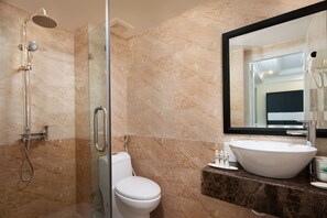 Đồ dùng nhà tắm miễn phí, máy sấy tóc, khăn tắm 