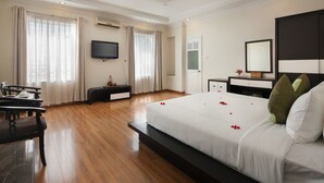 Suite (Serenity Villa) | Minibar, safe på rommet, skrivebord og lydisolert