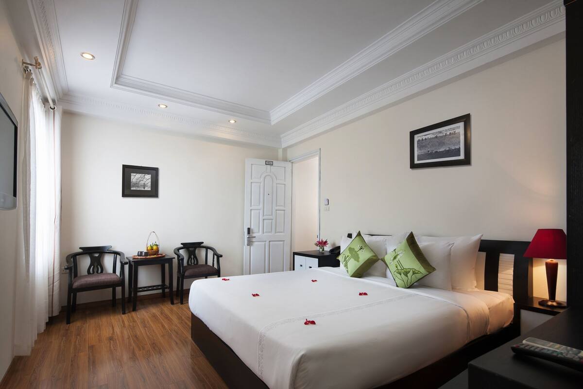 Phòng Deluxe | Minibar, két bảo mật tại phòng, bàn, phòng cách âm