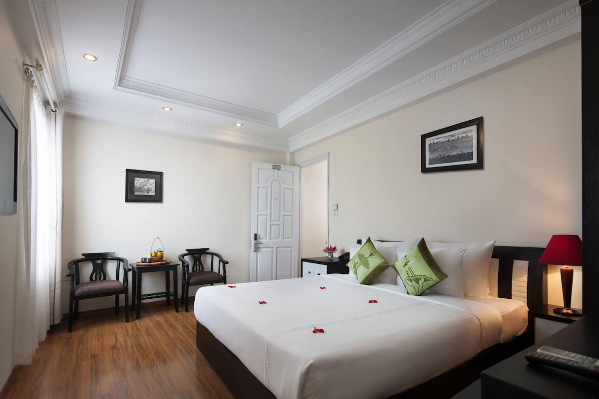 Deluxe Room | Minibar, in-room safe, desk, soundproofing