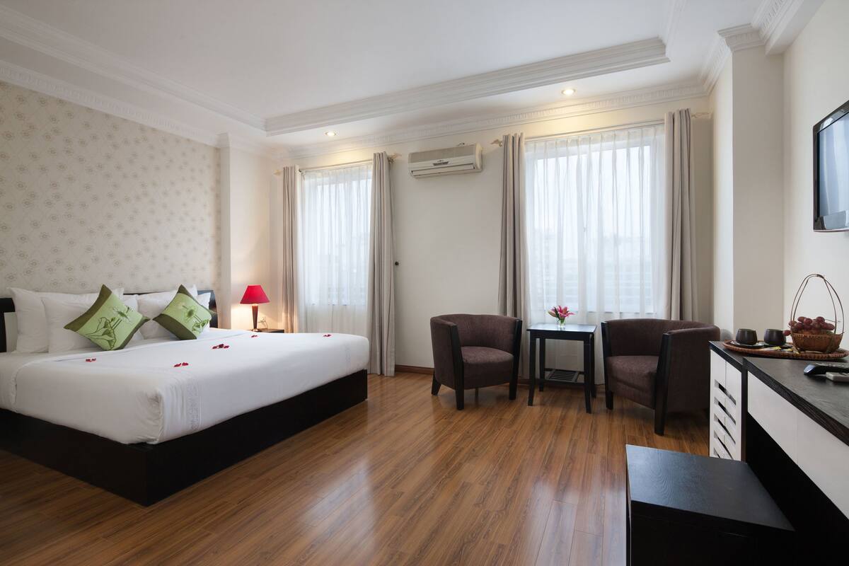 Phòng Suite Junior | Minibar, két bảo mật tại phòng, bàn, phòng cách âm