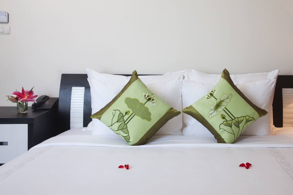Phòng Deluxe, quang cảnh thành phố | Minibar, két bảo mật tại phòng, bàn, phòng cách âm
