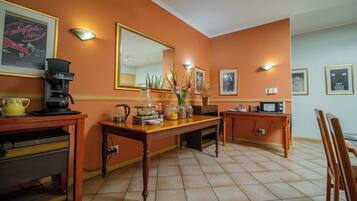 Daily full breakfast (ZAR 120.00 per person)