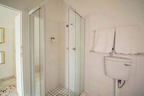Standard-dobbeltværelse | Badeværelse | Bruser, gratis toiletartikler