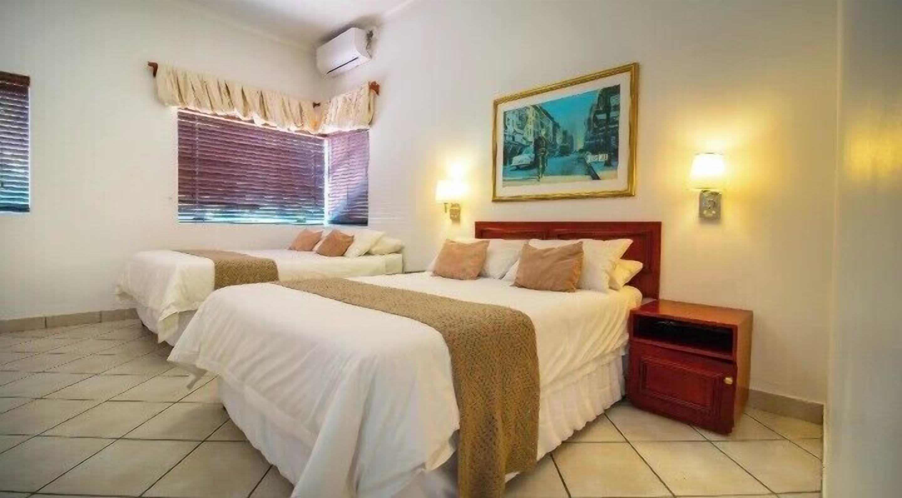 Decoración personalizada, escritorio y tabla de planchar con plancha 