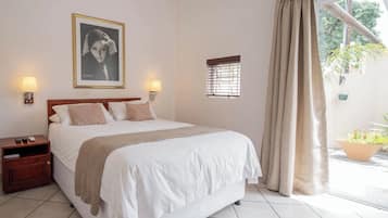 Individualmente decorados, escrivaninha, ferros/tábuas de passar roupa