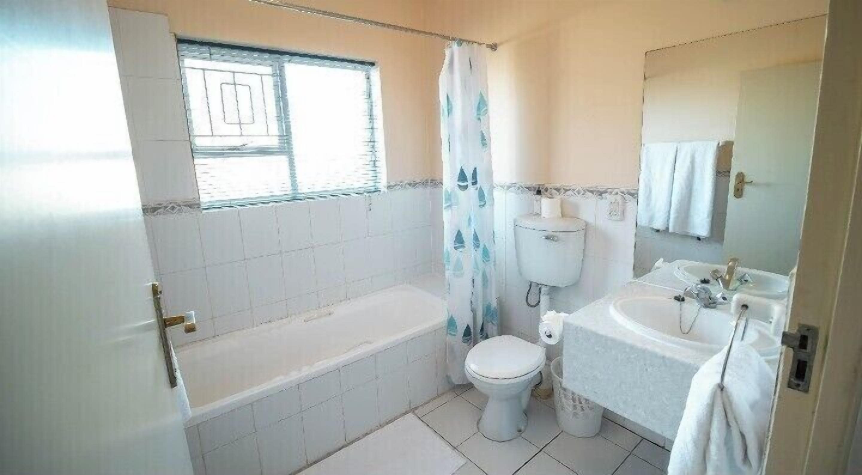 Habitación familiar | Baño | Ducha y artículos de higiene personal gratuitos