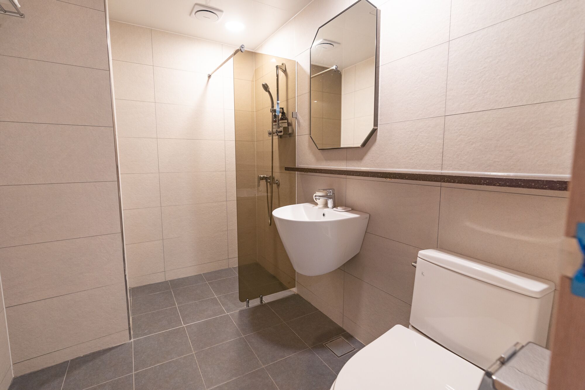 studio (clean type) | bathroom | shower, hair dryer, towels, soap