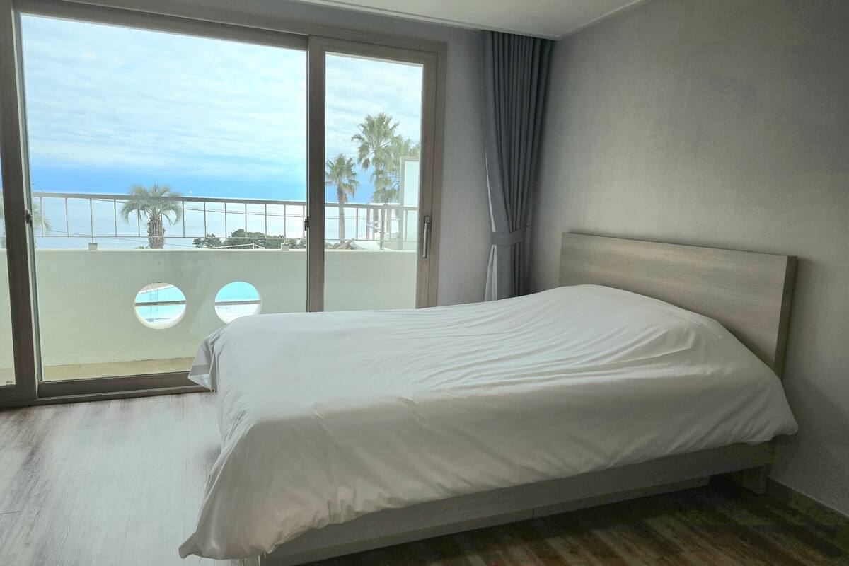 family suite, ocean view (clean type) | free wifi