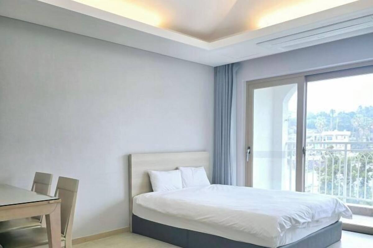 Premium bedding, WiFi (free)