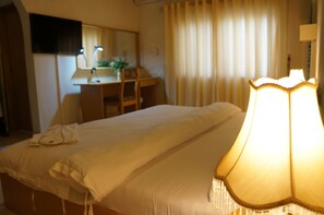 Habitación ejecutiva con 2 camas individuales | Ropa de cama de alta calidad, caja fuerte, escritorio y cunas gratuitas