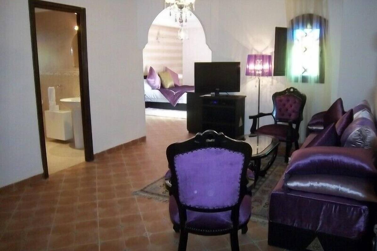 Royal Suite | Living room | 82-cm flat-screen TV with satellite channels, TV