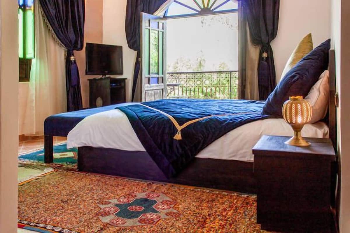 Deluxe Double Room, Non Smoking | 1 bedroom, premium bedding, minibar, in-room safe