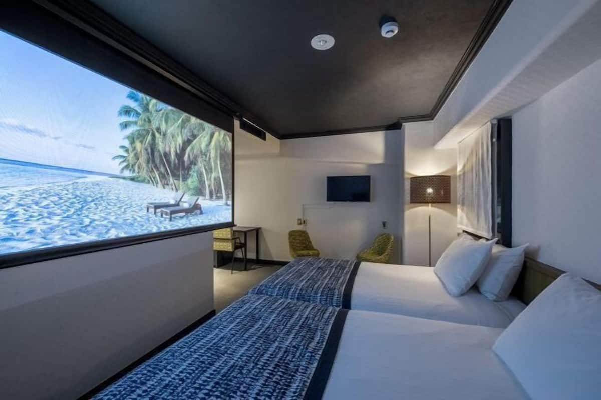 Edredón, cortinas blackout, tabla de planchar con plancha y wifi gratis