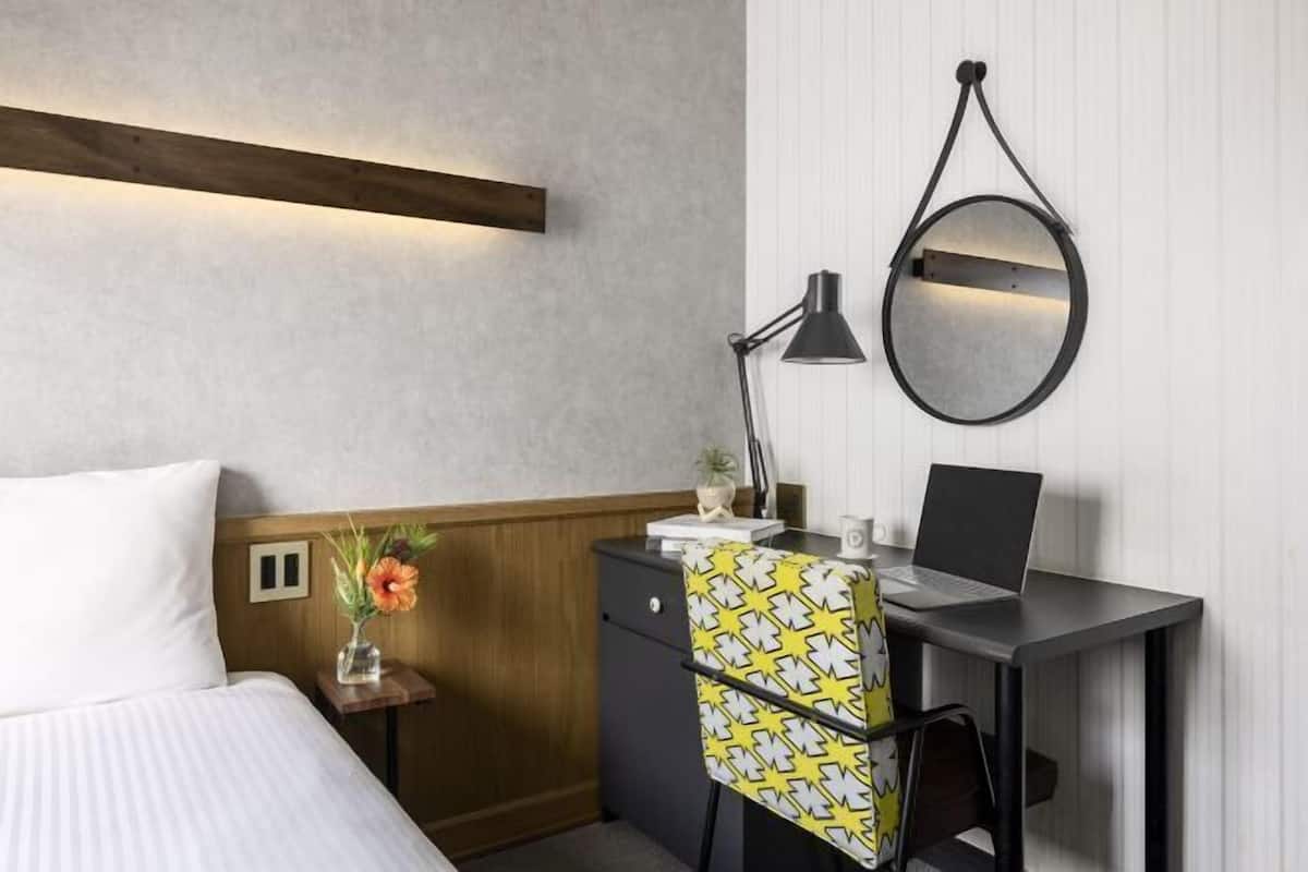 Edredón, cortinas blackout, tabla de planchar con plancha y wifi gratis