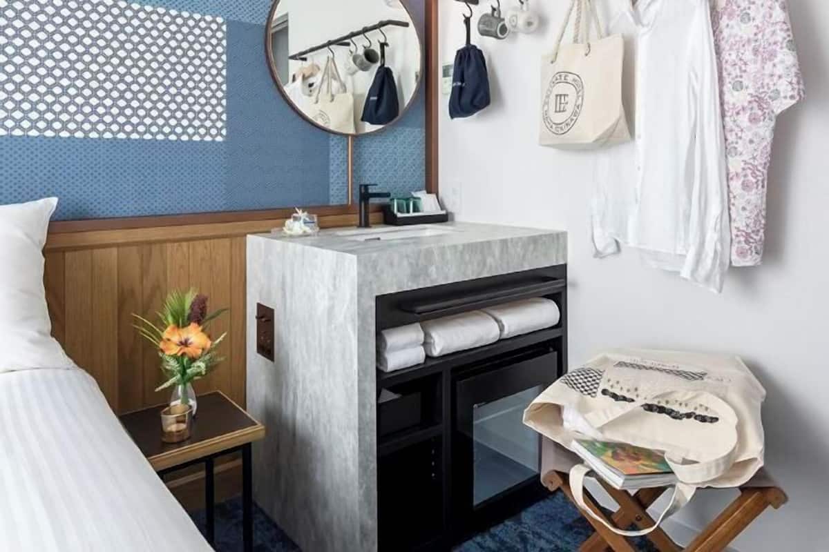 Edredón, cortinas blackout, tabla de planchar con plancha y wifi gratis