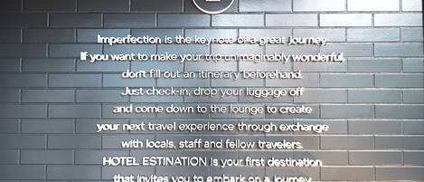 Una pared con una cita motivacional sobre viajes y cálculo de precios de hoteles.