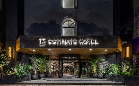 Fachada de la propiedad por la tarde o noche