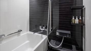 Ensemble douche/baignoire, articles de toilette gratuits, sèche-cheveux