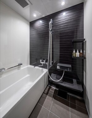 Bañera con ducha, artículos de tocador gratuitos, secador de pelo