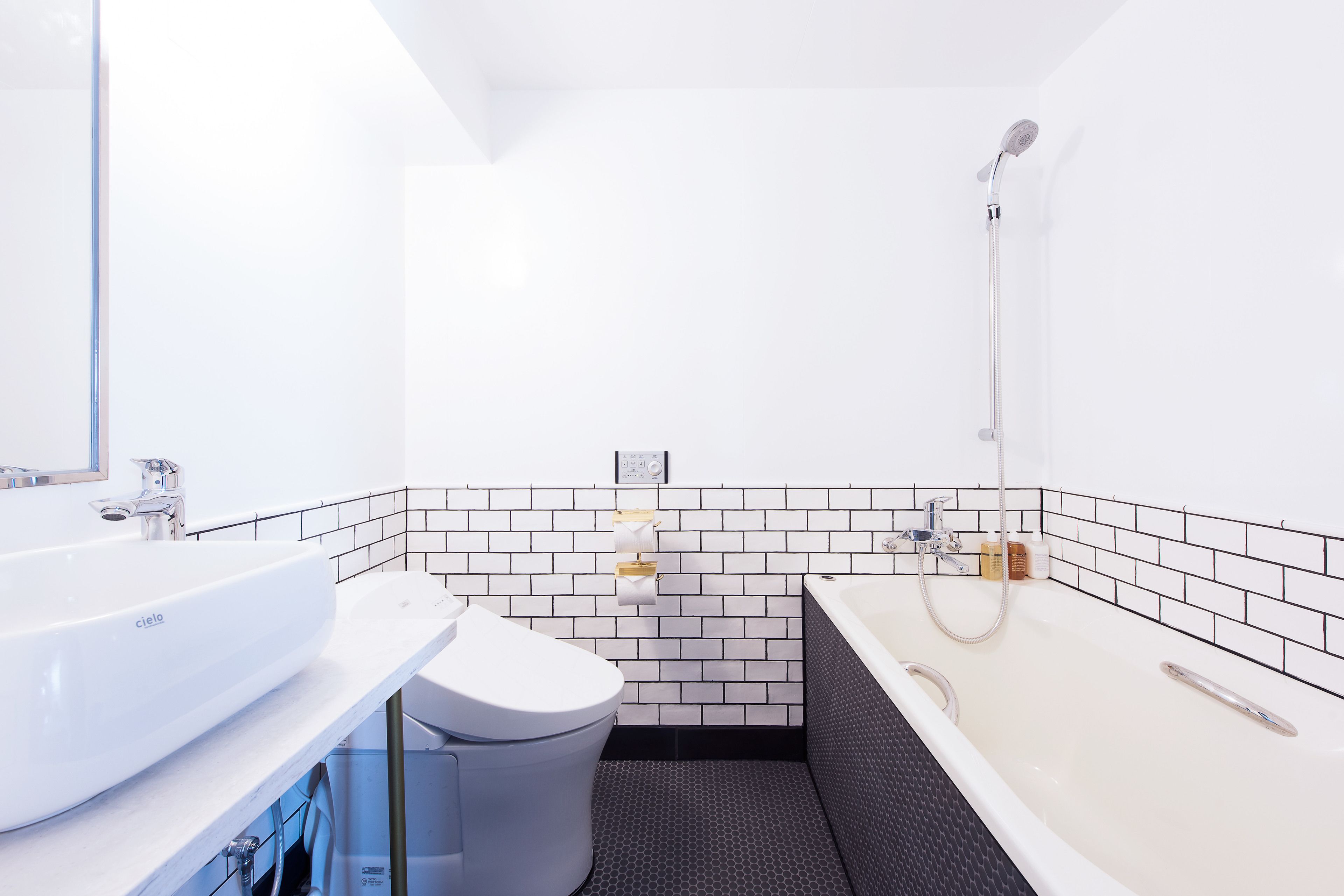 combined shower/bathtub, free toiletries, hair dryer, slippers