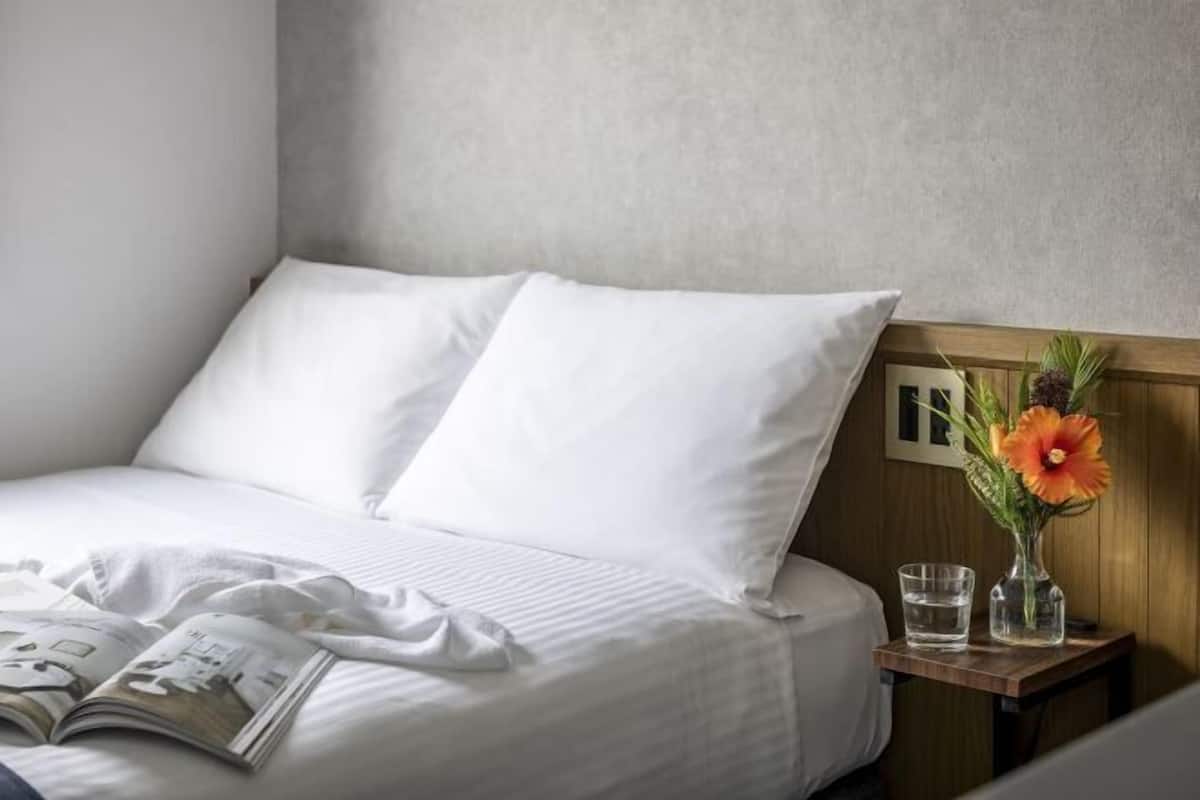 Edredón, cortinas blackout, tabla de planchar con plancha y wifi gratis