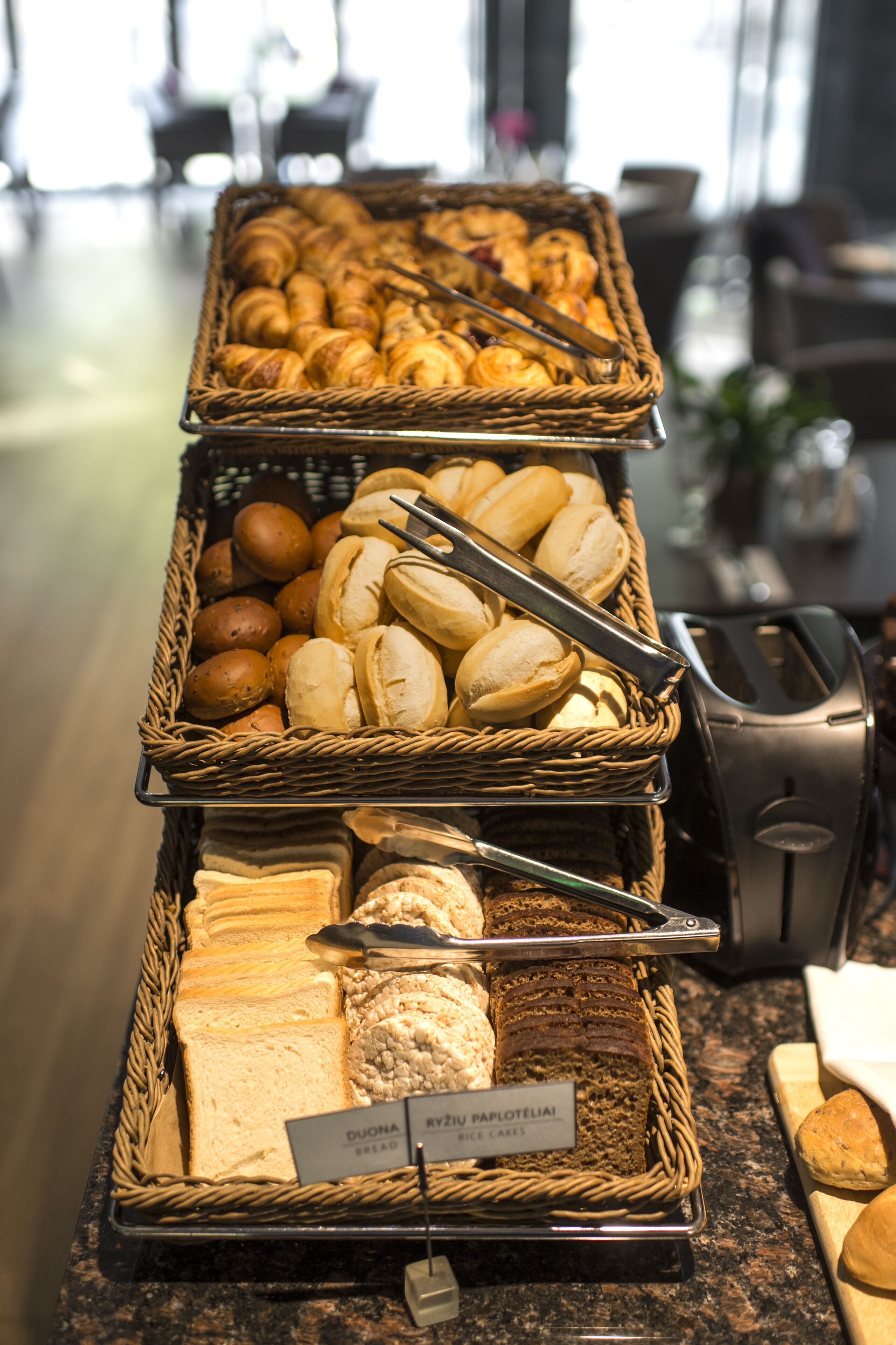 Un buffet con diversi pani e dolci.