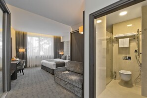 Minibar, caja de seguridad en la habitación y escritorio 