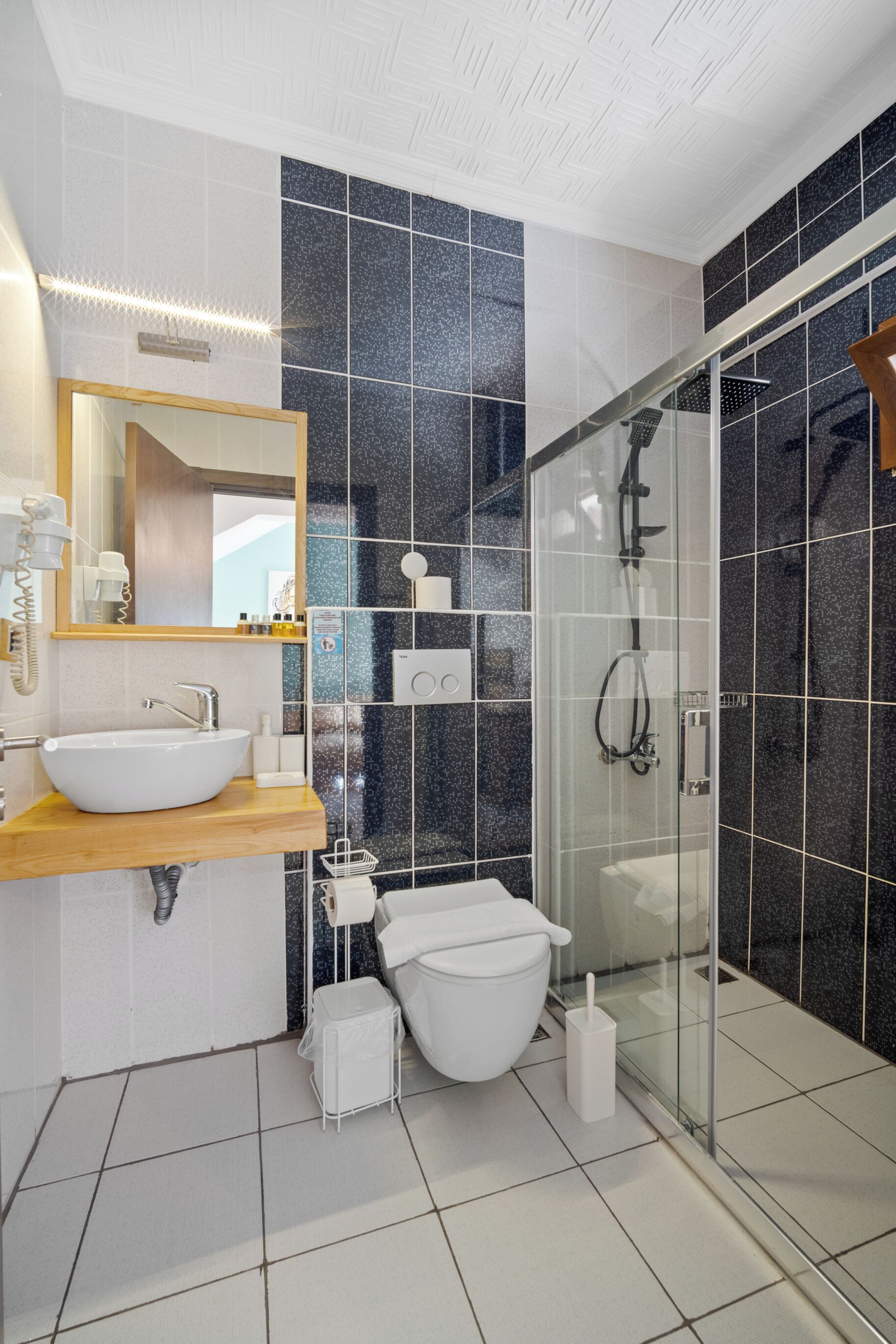 economy room, 1 queen bed | bathroom | shower, free toiletries, hair dryer, slippers