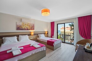 Ropa de cama de alta calidad, cubrecamas, minibar y escritorio 