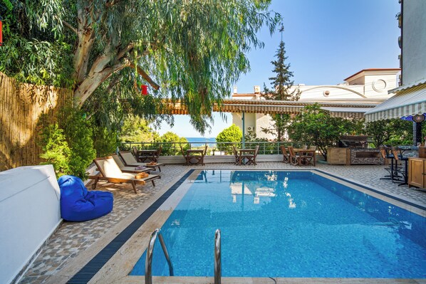 Standardzimmer, 1 Queen-Bett, Meerblick | Hochwertige Bettwaren, Daunenbettdecken, Minibar, Schreibtisch