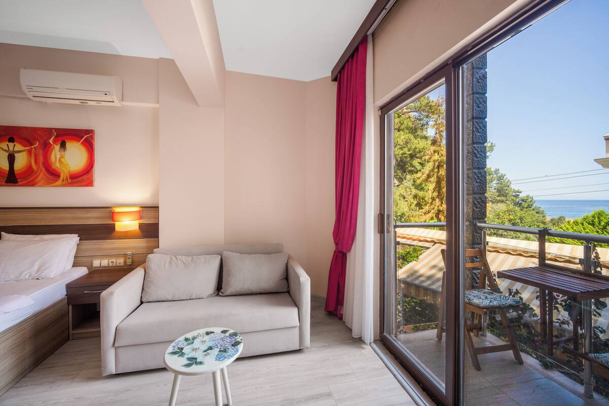 standard room, 1 queen bed, sea view | 1 bedroom, premium bedding, down duvets, minibar