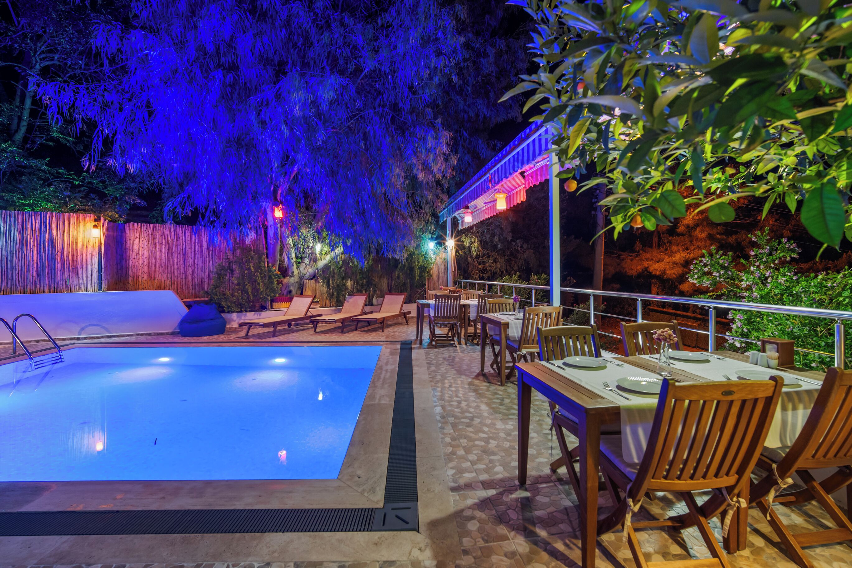 breakfast, lunch and dinner served