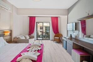 Ropa de cama de alta calidad, cubrecamas, minibar y escritorio 
