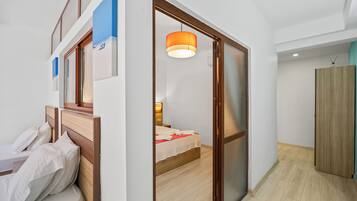 Quarto família | Roupas de cama premium, edredons de pluma, frigobar, escrivaninha
