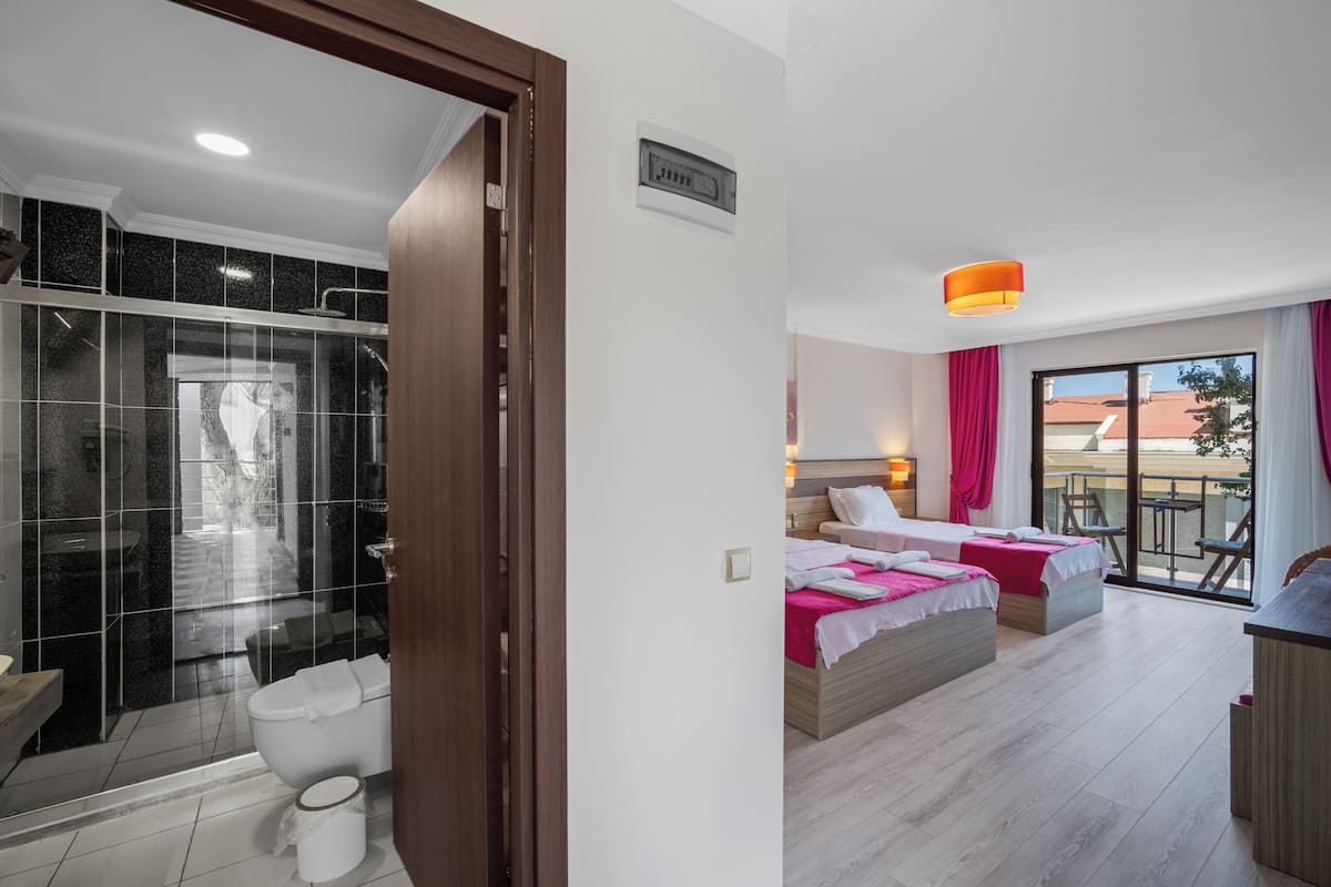 standard triple room | 1 bedroom, premium bedding, down duvets, minibar