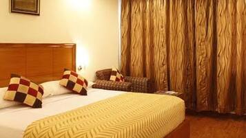 Habitación Deluxe | Artículos del minibar gratis, escritorio, camas extra y wifi gratis