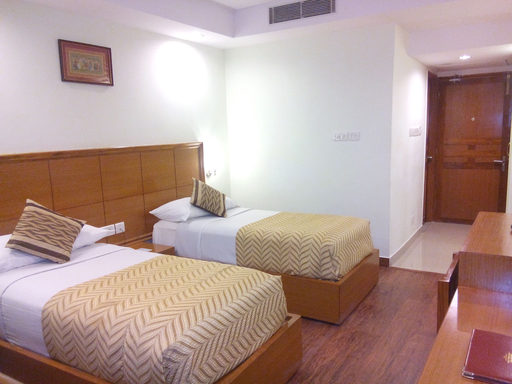 deluxe room | free minibar items, desk, rollaway beds, free wifi