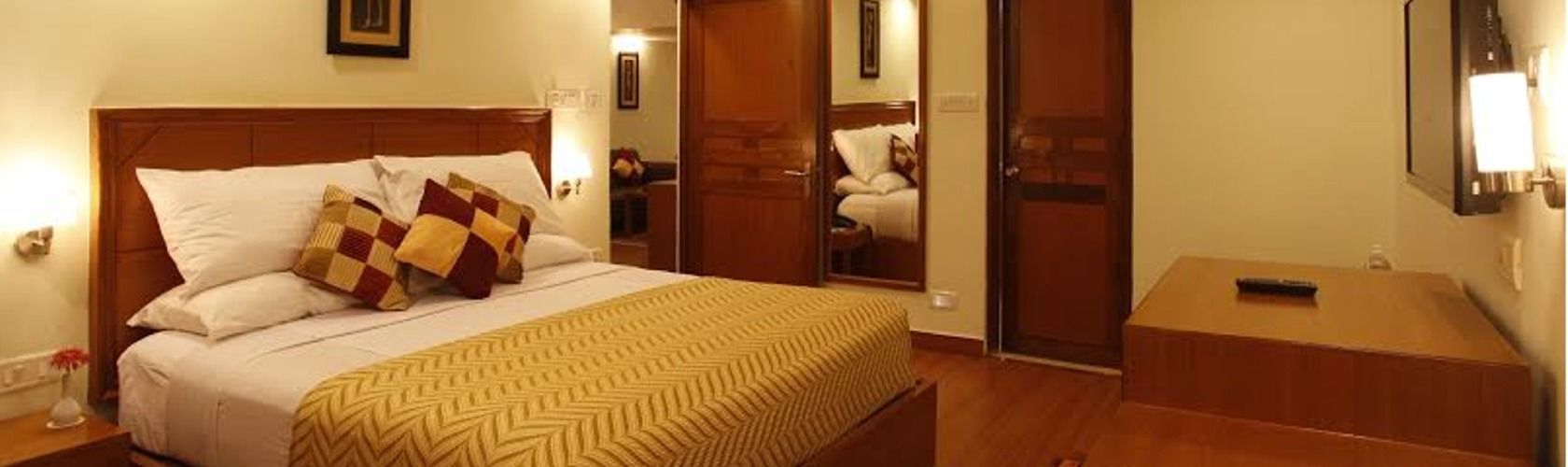 suite | free minibar items, desk, rollaway beds, free wifi