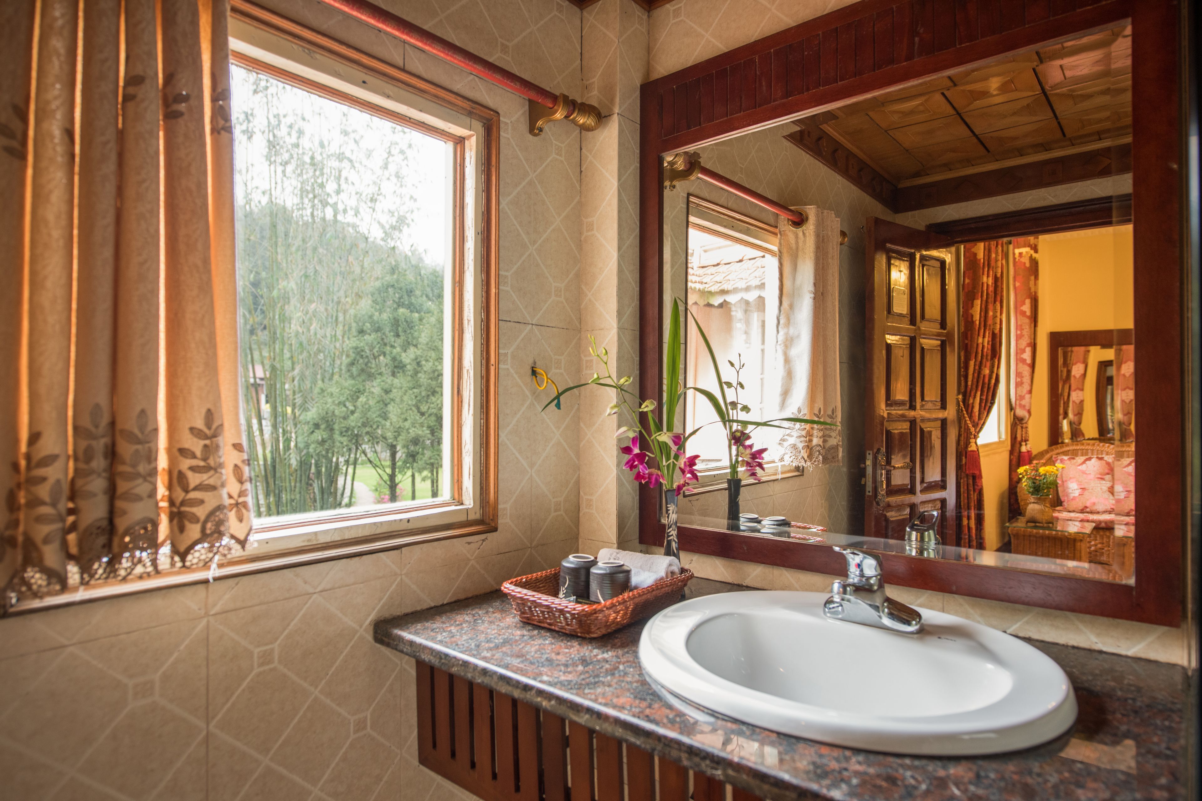 deluxe double room, 1 queen bed, lake view | bathroom | shower, rainfall showerhead, free toiletries, hair dryer