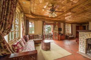 Familiesuite, 2 soverom, fjellutsikt | Memory foam-senger, minibar, safe på rommet og skrivebord